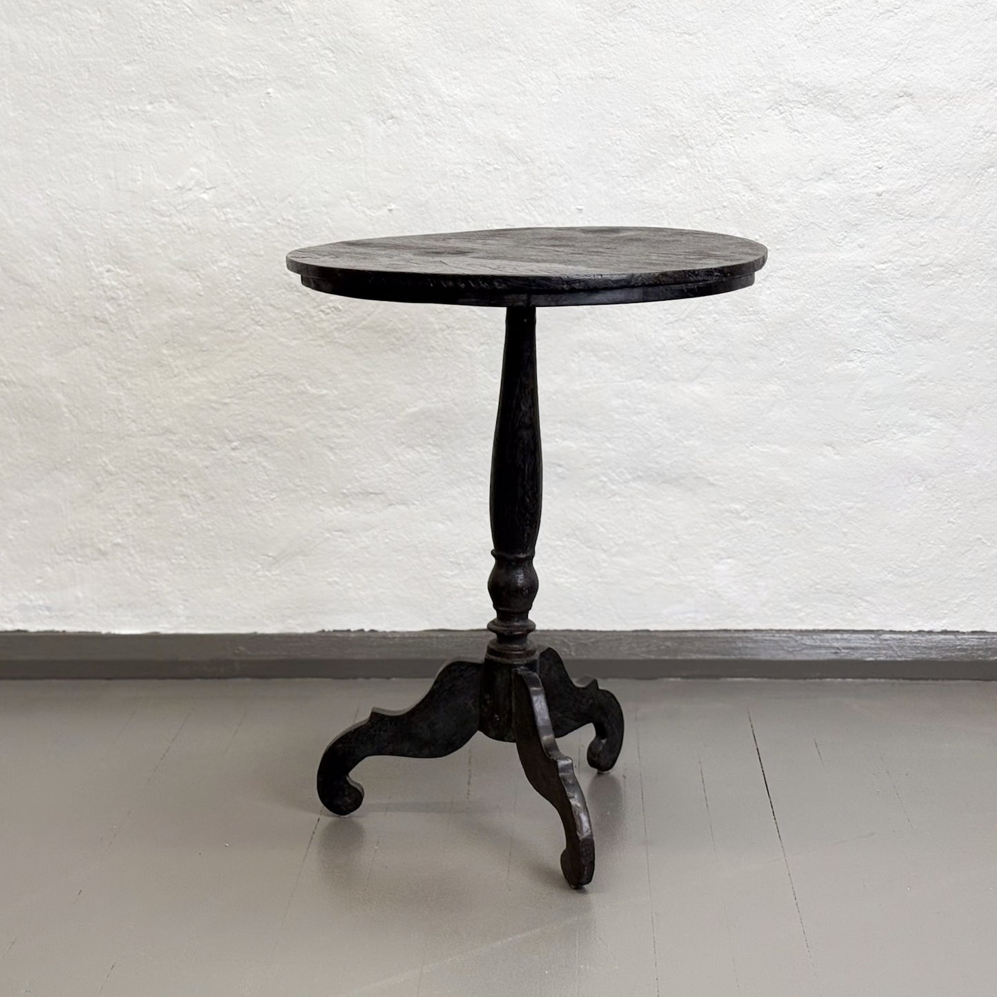 Small Simple Pedestal Table