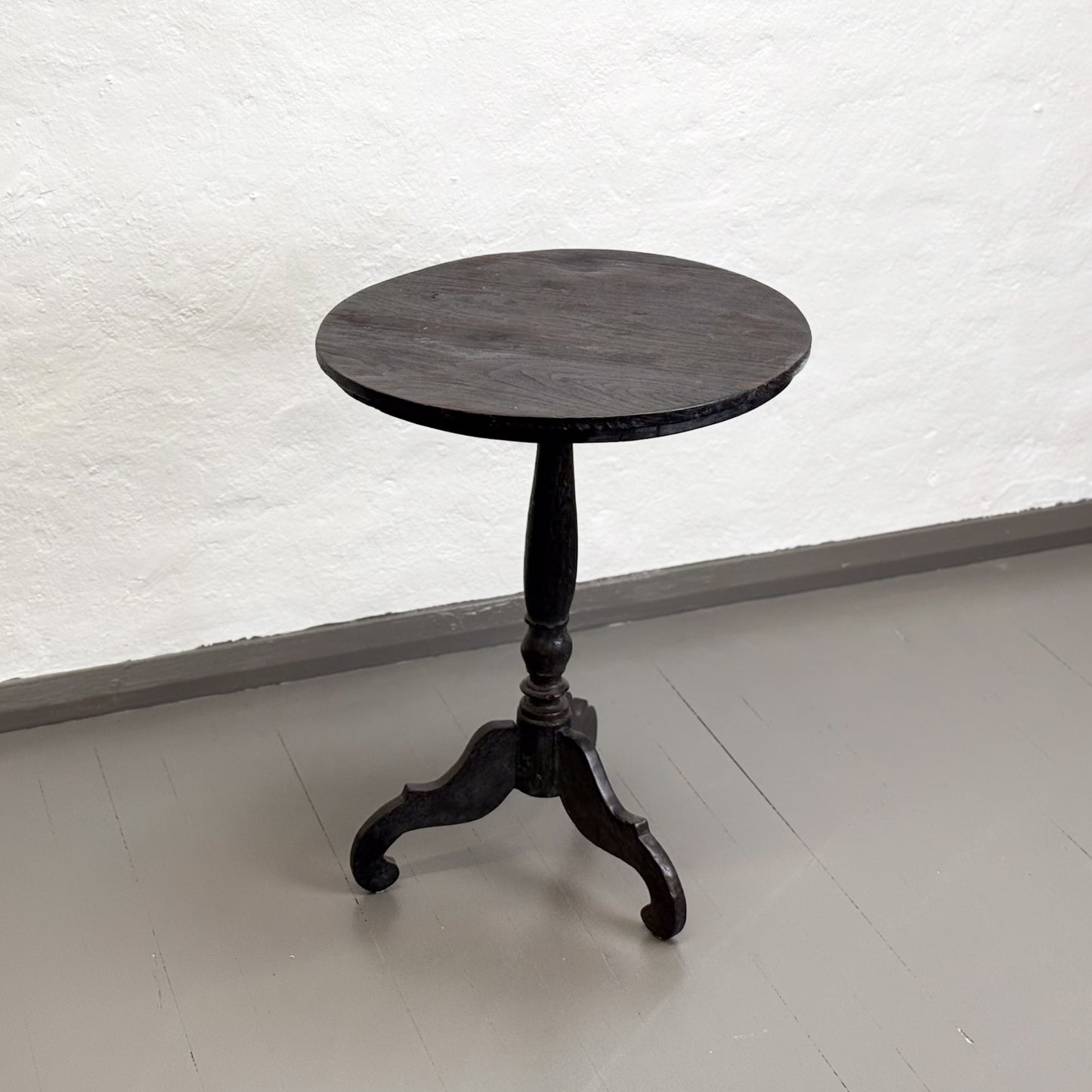 Small Simple Pedestal Table