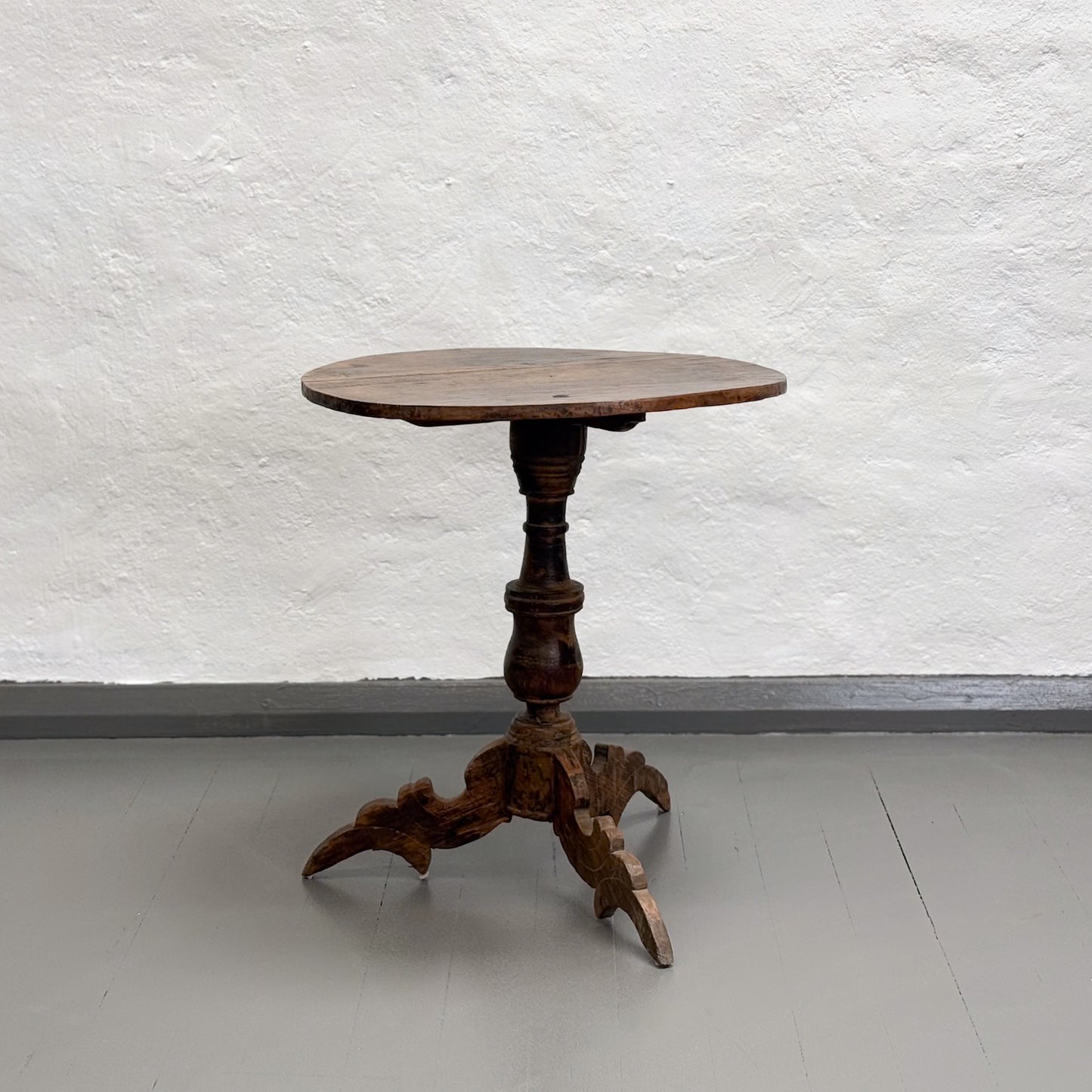 Rustic Round Pedestal Table